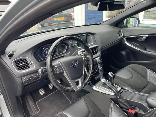 Volvo V40 2.0 T3 R-Design 2015 Benzine 10