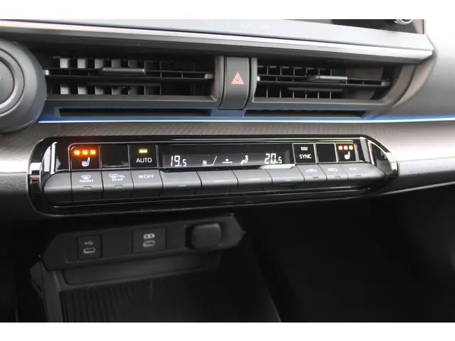 Toyota Prius 2.0 Plug-in Executive 2024 Hybride Benzine 24