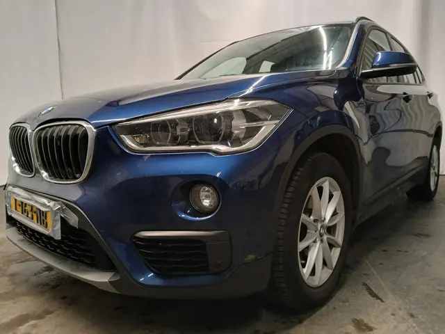 BMW X1 SDrive18i SCHADEAUTO!! 2017 Benzine 2