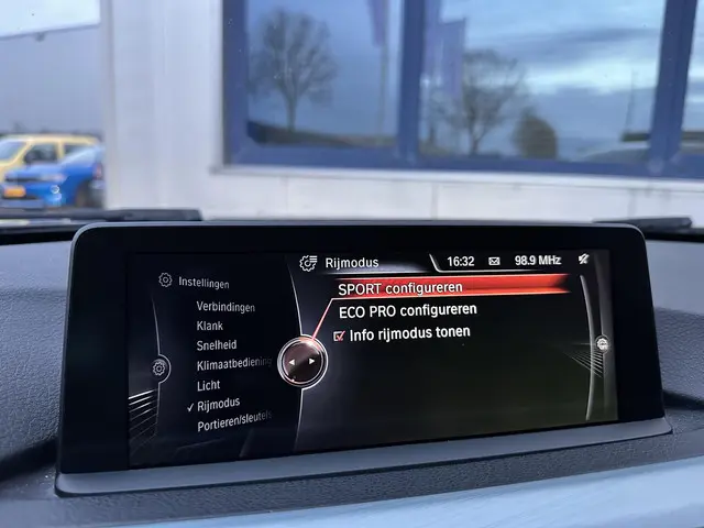 BMW 3 Serie Touring 320i High Executive 2015 Benzine 26