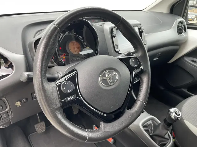 Toyota Aygo 1.0 VVT-i x-play 2021 Benzine 17