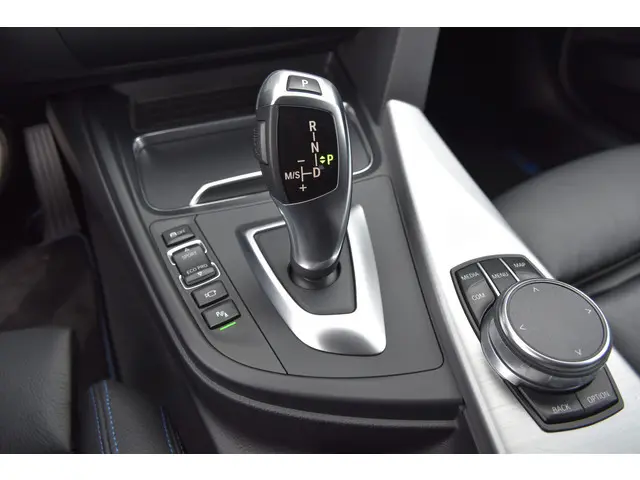 BMW 3 Serie Touring 320i M Sport Edition 2018 Benzine 18