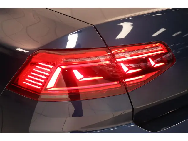 Volkswagen Passat 1.5 TSI R-Line Business + 2022 Benzine 28