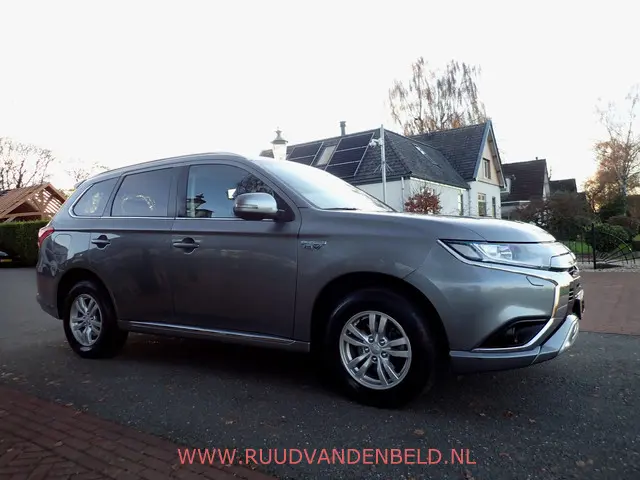Mitsubishi Outlander 2.4 PHEV Pure 2020 Hybride Benzine 3