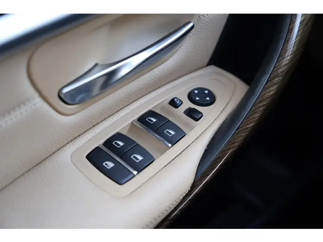 BMW 3 Serie 318i Luxury Edition 2019 Benzine 30