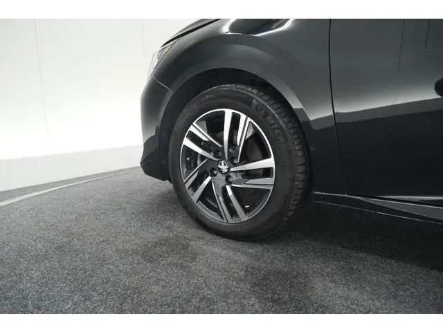 Peugeot 208 PureTech 100 Allure Pack 2023 Benzine 17