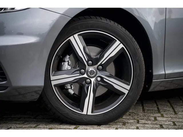 Volvo V40 T3 Benzine R-Design 2017 Benzine 31