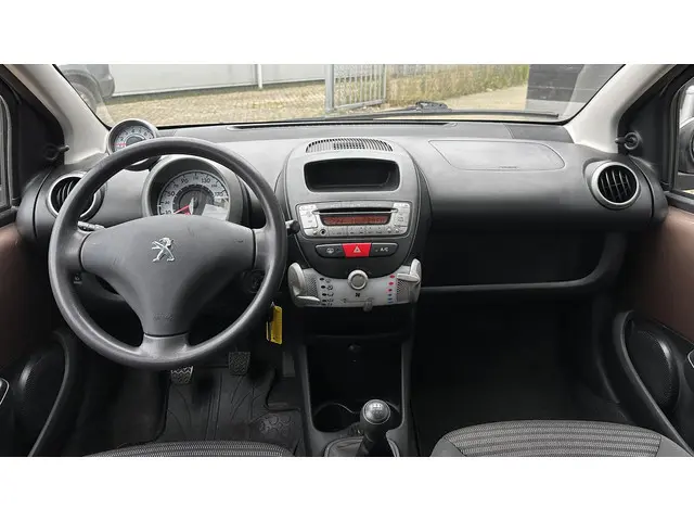 Peugeot 107 1.0 Active 2014 Benzine 7