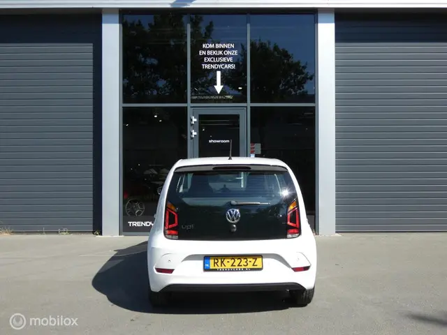 Volkswagen up! 1.0 BMT move up! 2017 Benzine 13