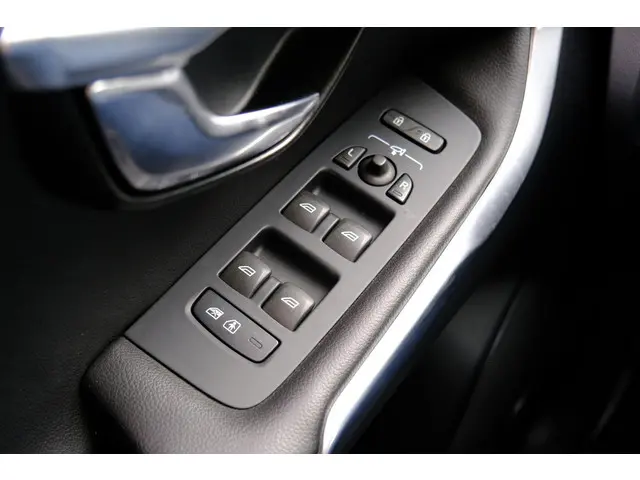 Volvo V40 2.0 T3 Nordic+ Pano|Xenon|Leder|Navi 2016 Benzine 24