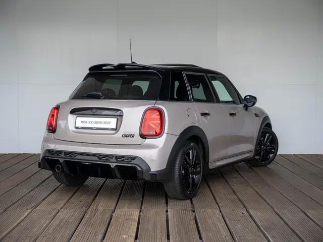 MINI 5-Deurs Cooper Aut. 2022 Benzine 2