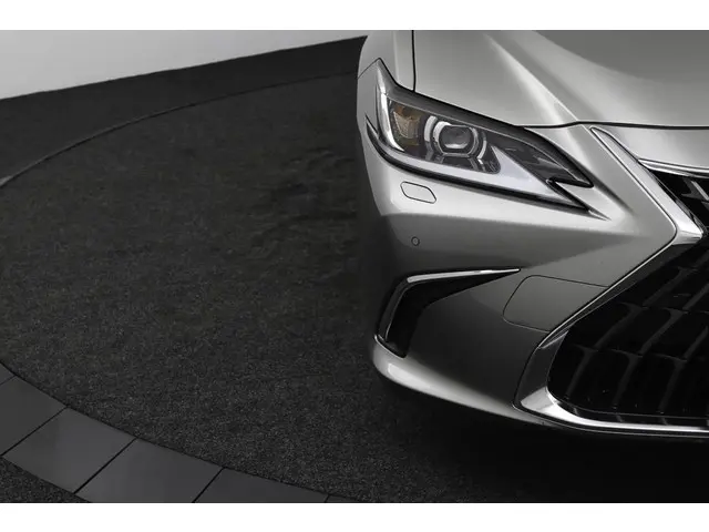 Lexus ES 300h Business Line 2024 Hybride Benzine 33