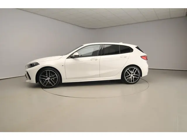 BMW 1 Serie 5-deurs 118i 2022 Benzine 4