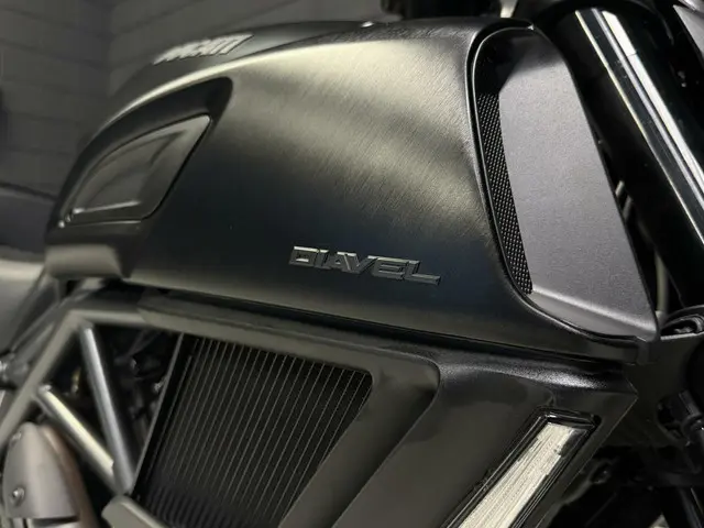 Ducati Diavel Dark Stealth 2019 Benzine 4