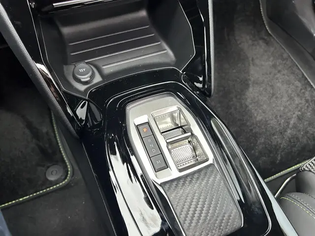 Peugeot 2008 1.2 Hybrid 145 PK GT 2025 Hybride Benzine 28