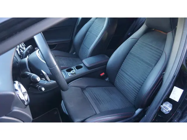 Mercedes-Benz GLA 180 122pk 2x AMG-Line 2019 Benzine 24