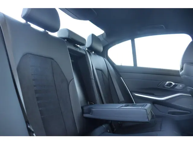 BMW 3 Serie Sedan 320i 2025 Benzine 13