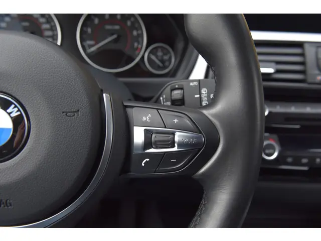 BMW 3 Serie Touring 320i High Executive 2018 Benzine 14