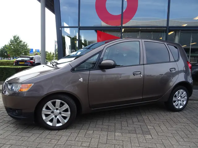Mitsubishi Colt 1.3 Edition Two 2012 Benzine 2
