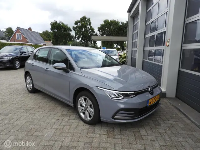 Volkswagen Golf 1.0 eTSI Life 2022 Benzine 8