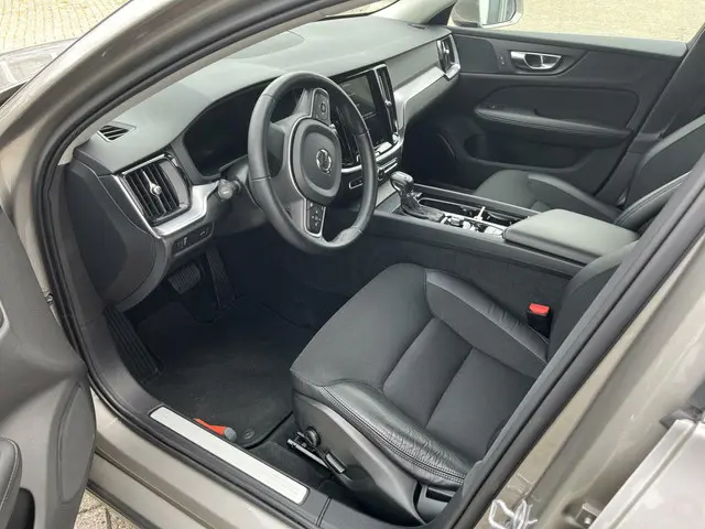 Volvo V60 2.0 T4 Mom.|ACC|PAS V/A|Blis|19"| 2020 Benzine 7