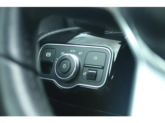 Mercedes-Benz A-Klasse 180 PREMIUM PLUS 2020 Benzine 23