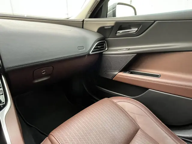 Jaguar XE 2.0 Portfolio 2015 Benzine 65