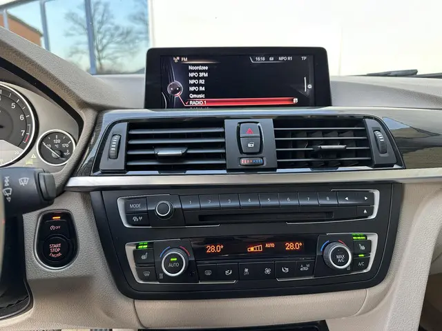 BMW 3 Serie 320i Executive 2013 Benzine 16