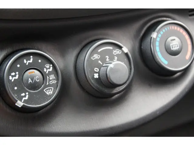 Toyota Yaris 1.3 VVT-i Now 2013 Benzine 15
