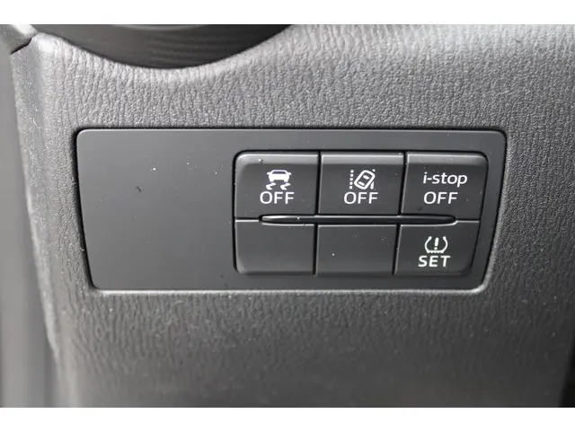 Mazda 2 1.5 Skyactiv-G Luxury 2023 Benzine 17