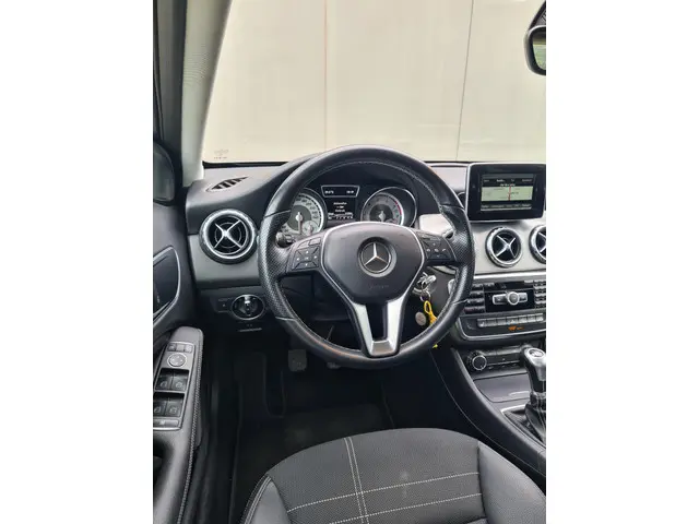 Mercedes-Benz GLA 180 Prestige 2015 Benzine 32