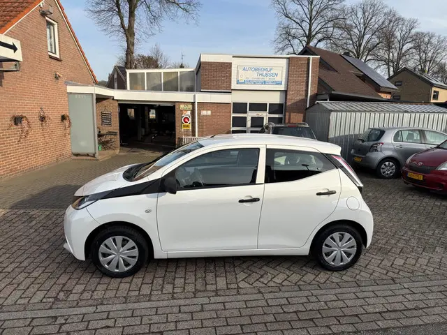 Toyota Aygo 1.0 VVT-i x-now 2015 Benzine 11