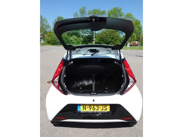 Toyota Aygo 1.0 VVT-i x-play 2021 Benzine 9