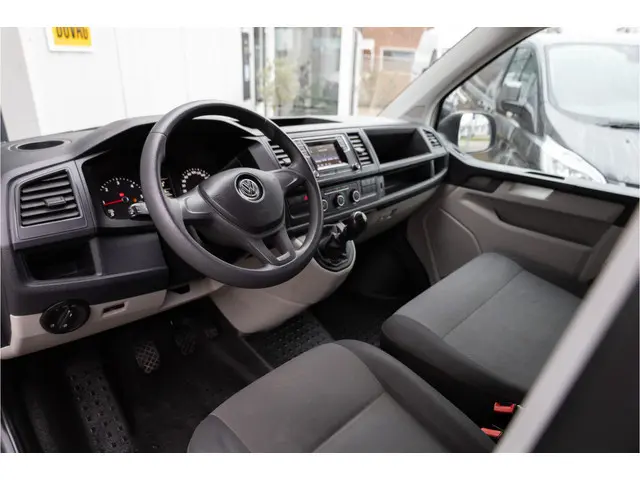 Volkswagen Transporter 2.0 TDI L2H1 2016 Diesel 14