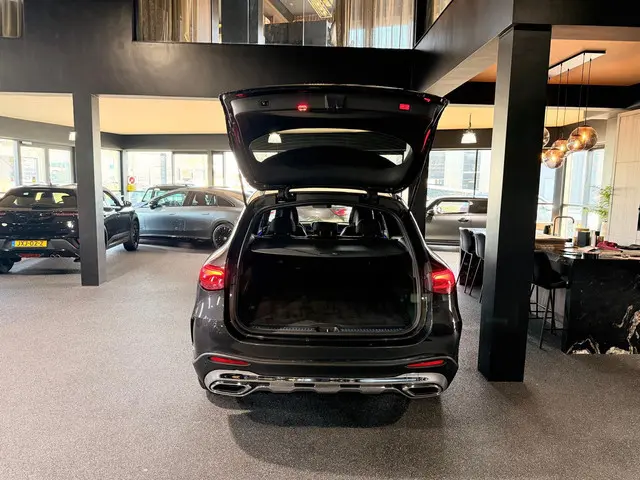 Mercedes-Benz GLC 200 4MATIC AMG Line 2024 Benzine 27