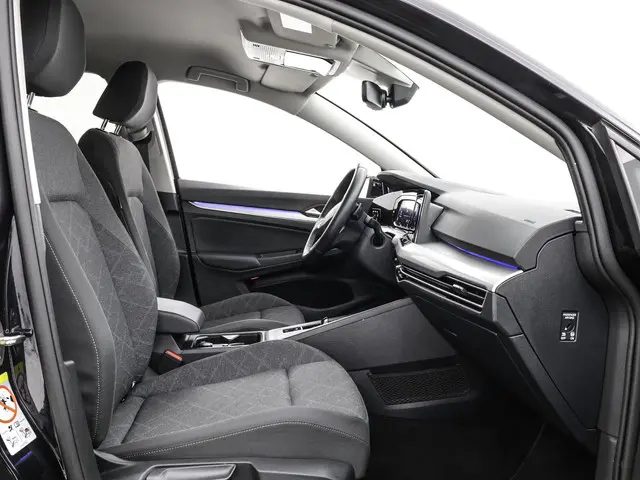 Volkswagen Golf 1.0 eTSI 110pk DSG Life 2024 Benzine 10