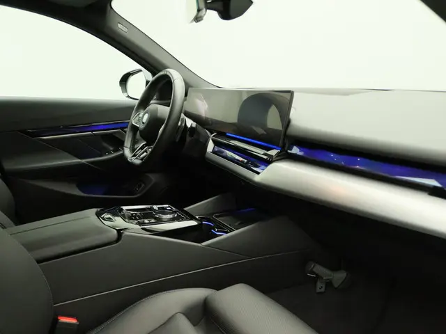 BMW 5 Serie Sedan 550e xDrive 2024 Hybride Benzine 28