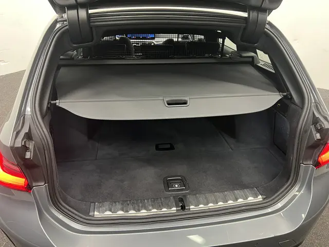 BMW 3 Serie Touring 318i 2023 Benzine 13