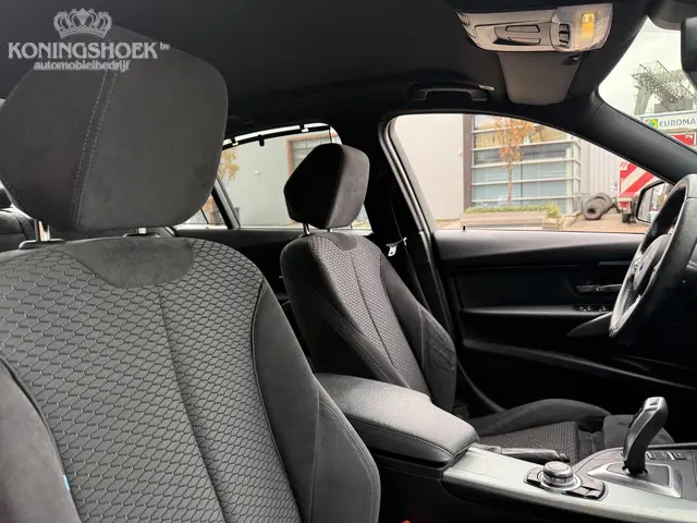 BMW 3 Serie 318i M Sport Executive 2017 Benzine 8