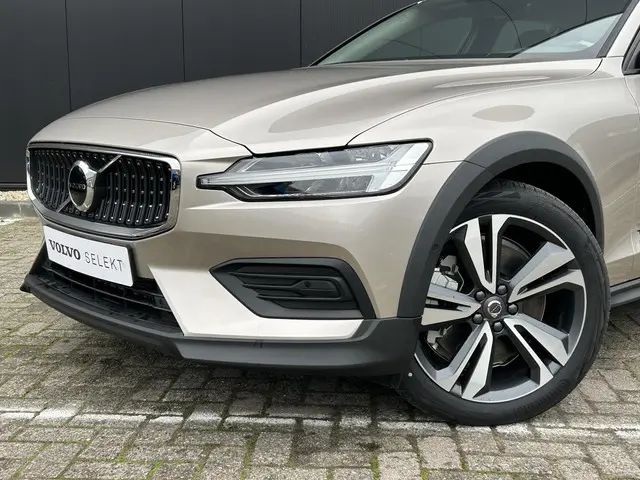Volvo V60 Cross Country 2.0 B5 AWD Plus 2024 Benzine 3