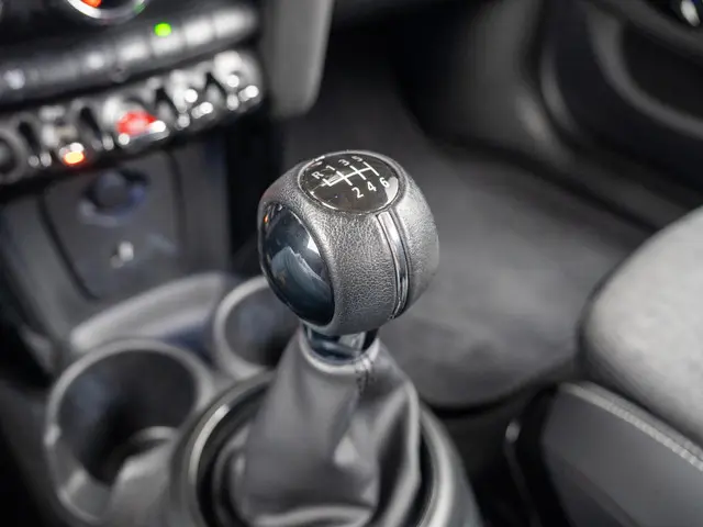 MINI 5-Deurs One Business Edition 2021 Benzine 12