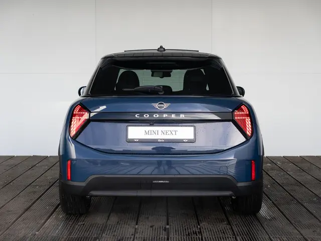 MINI 5-Deurs Cooper C Favoured 2025 Benzine 5