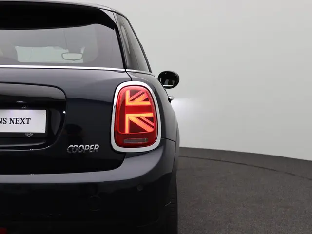 MINI 5-Deurs Cooper 60 Years Edition 2019 Benzine 25