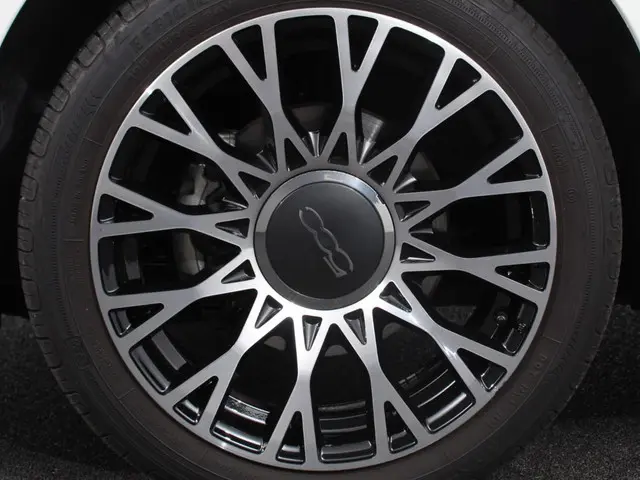 Fiat 500 1.0 Hybrid Dolcevita 2024 Benzine 33