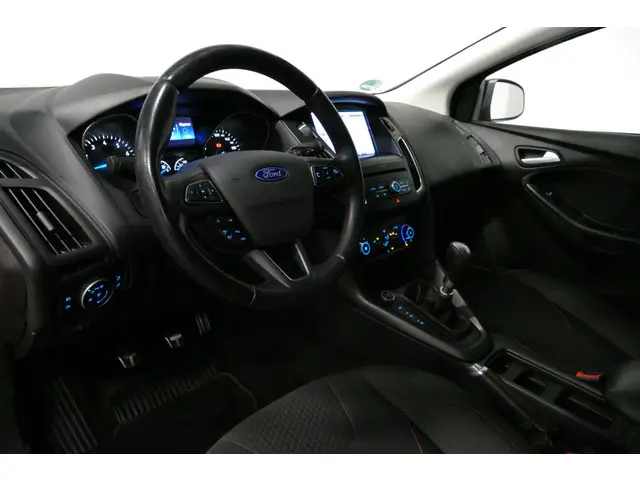 Ford Focus 1.5 Red Edition 2016 Benzine 6