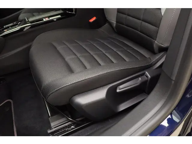 Citroën C4 1.2 Hybrid 145pk Collection 2025 Benzine 18