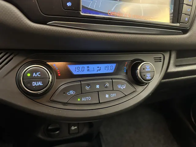 Toyota Yaris 1.5 Hybrid Comfort 2015 Hybride Benzine 19