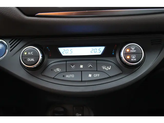 Toyota Yaris 1.5 Hybrid Dynamic 2018 Hybride Benzine 23