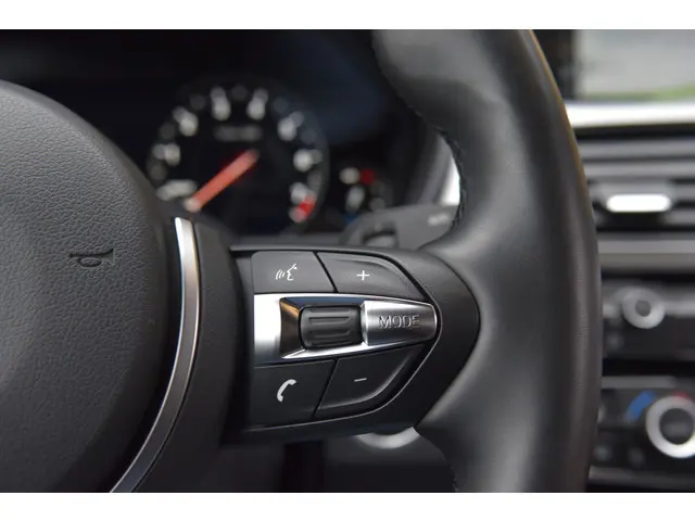 BMW 3 Serie 320i Executive 2018 Benzine 23