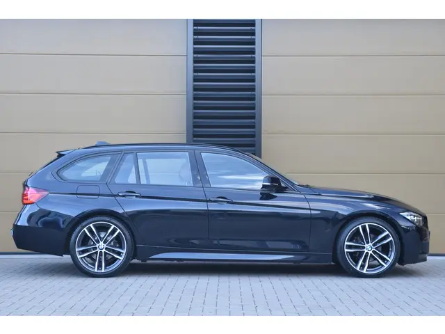 BMW 3 Serie Touring 320i 2018 Benzine 7
